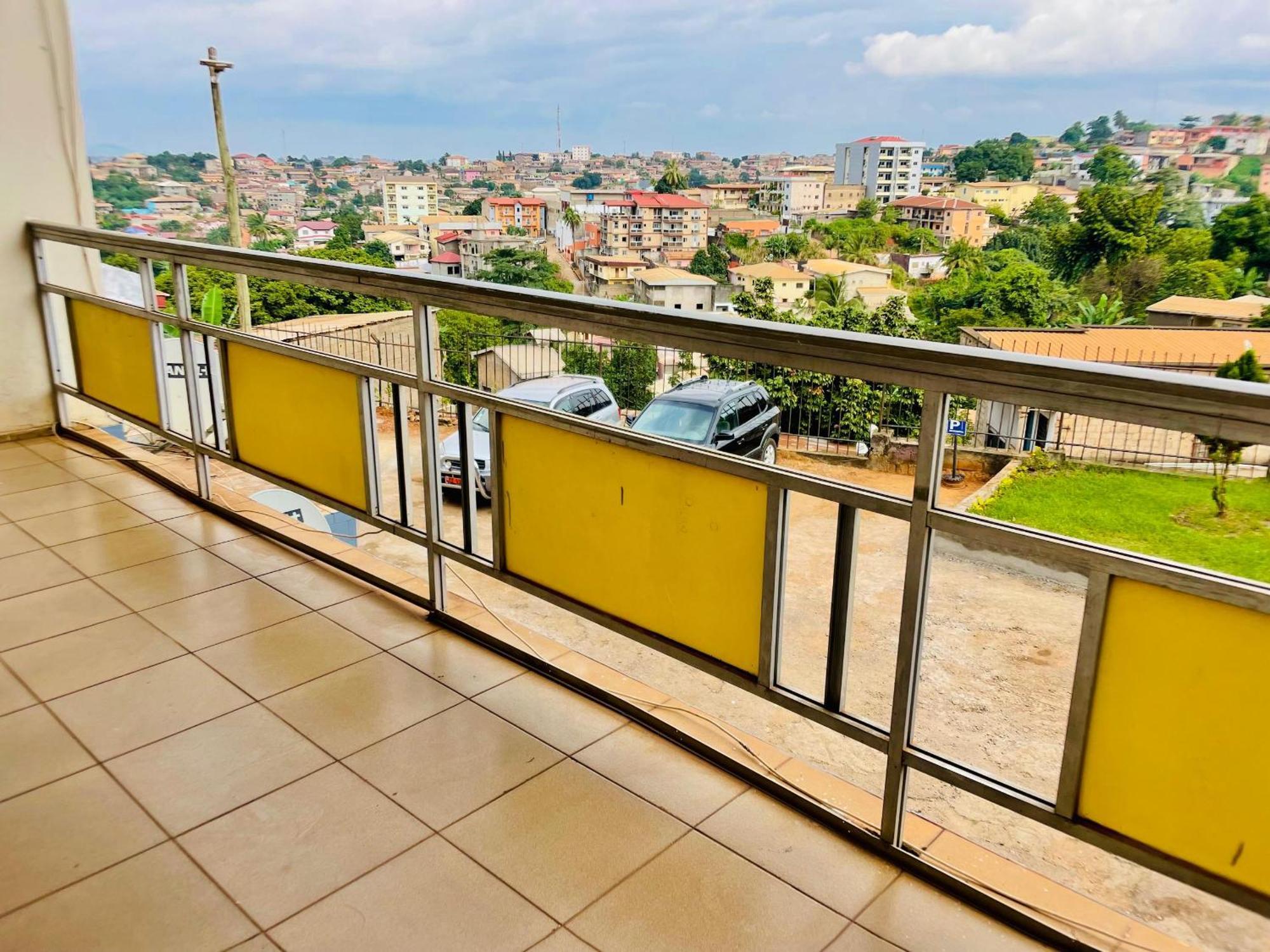 Appartement Avec Vue Panoramique Two Or Three Rooms Яунде Экстерьер фото