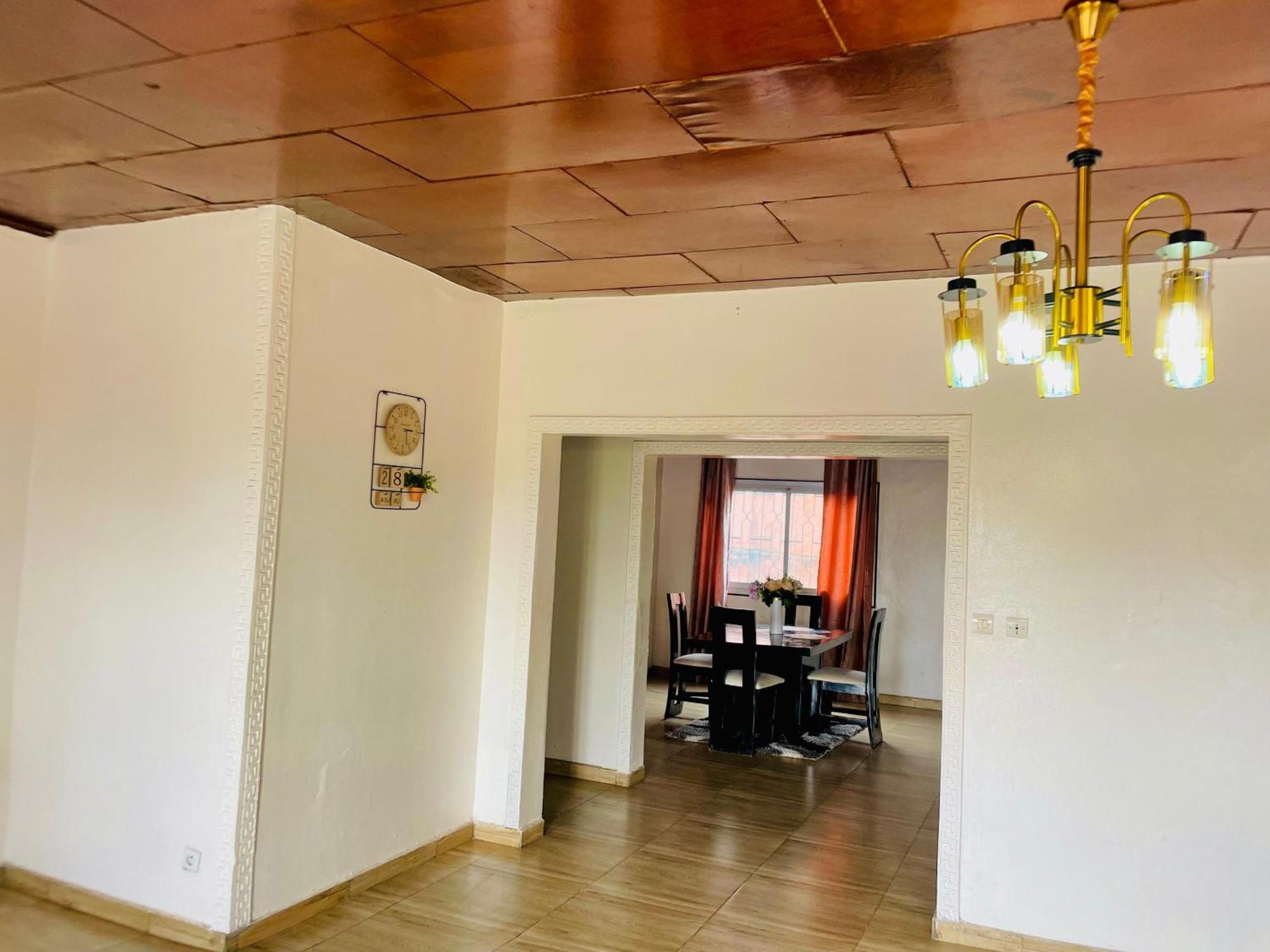 Appartement Avec Vue Panoramique Two Or Three Rooms Яунде Экстерьер фото